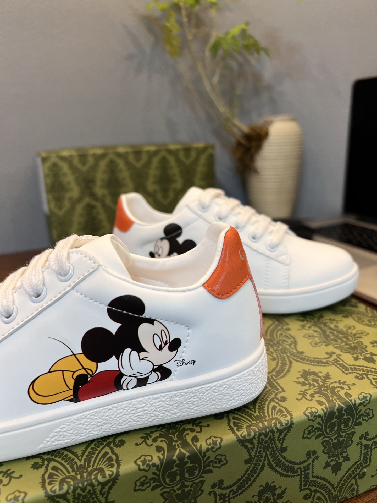 Children's shoes child